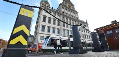 64 Mal in der Stunde müssen Mitarbeiter den 450-Kilogramm-Poller zur Seite hieven