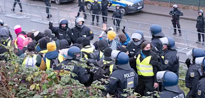 „Scheinheilig, selbstgerecht, gewalttätig“ – Polizeigewerkschaft attackiert linke Demonstranten