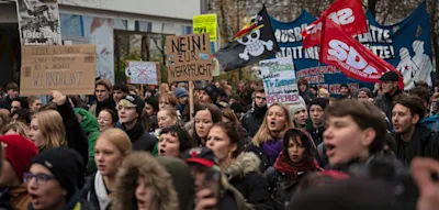 „Für Wahlen zu jung, aber für Krieg reicht's“ – Tausende Schüler protestieren gegen Wehrdienst