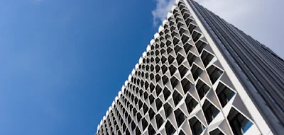 Studentin von „Hochschule for Palestine“ posiert mit Waffen-Attrappe an Universität