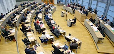 Sachsen-Anhalts Landtag stellt wieder Corona-Notlage fest &ndash; Opposition reagiert mit H&auml;me