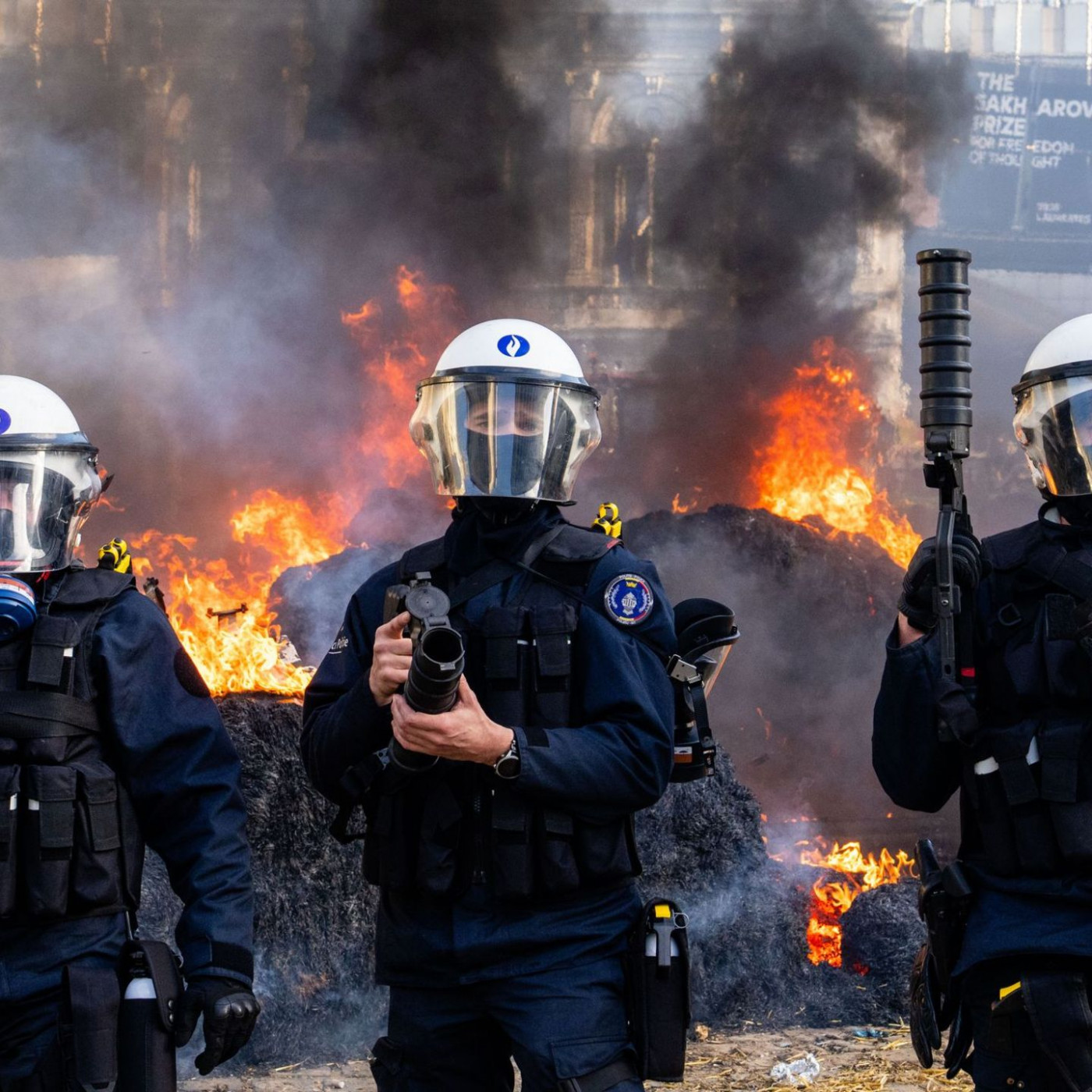 EU-Mitarbeiter sollen Fenstern wegen Bauerndemo fernbleiben