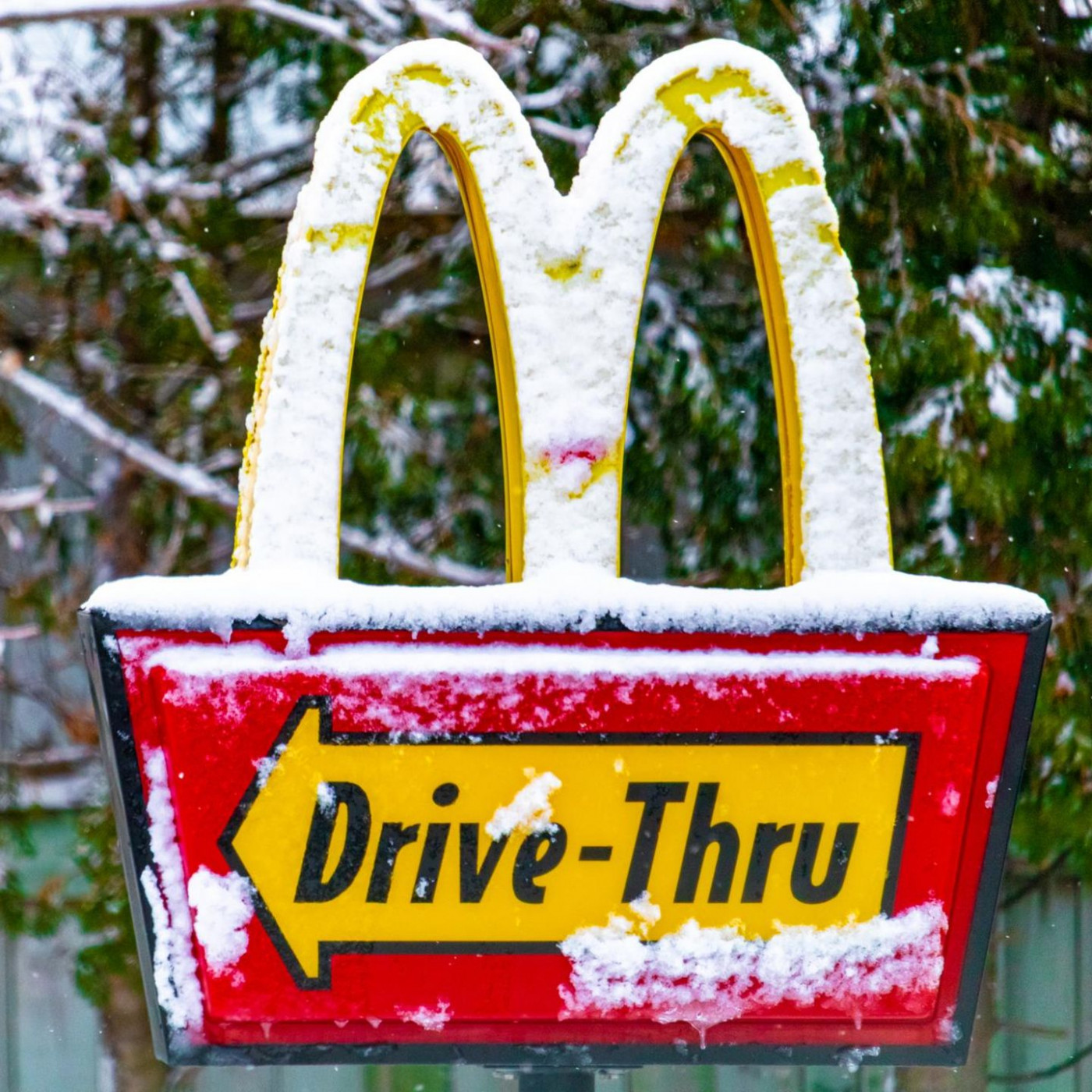 Die Gastrosteuer sinkt und bei McDonald's und Co. knallen die Korken