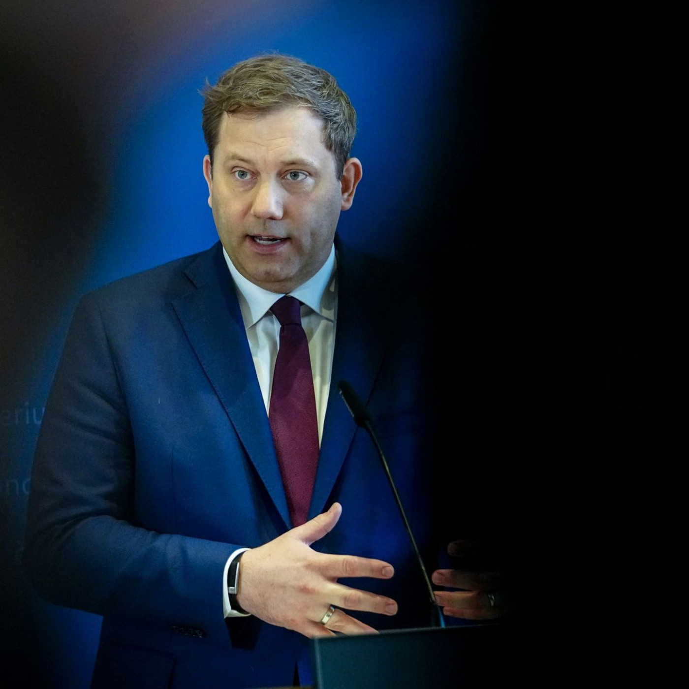 Klingbeil warnt Autobauer: "Zukunft ist elektrisch"