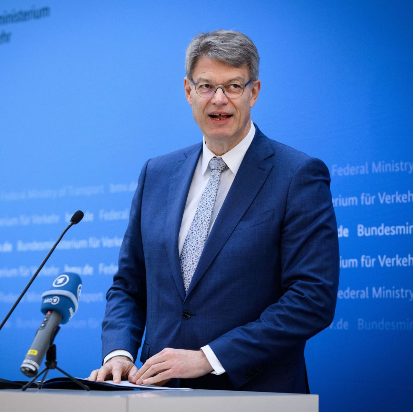 Verkehrsminister d&auml;mpft Hoffnung auf billigere Flugtickets