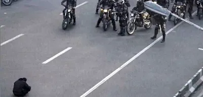 Demonstrant stellt sich Polizei entgegen &minus; Video sorgt weltweit f&uuml;r Aufsehen