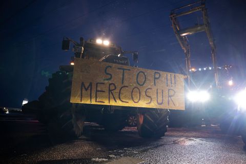 Bauernproteste an Autobahnen gegen EU-Handelsabkommen