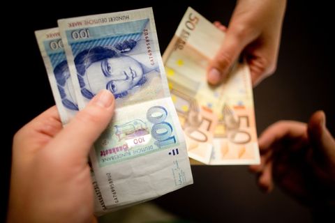 D-Mark-Schatz: Menschen machen alte Scheine zu Geld