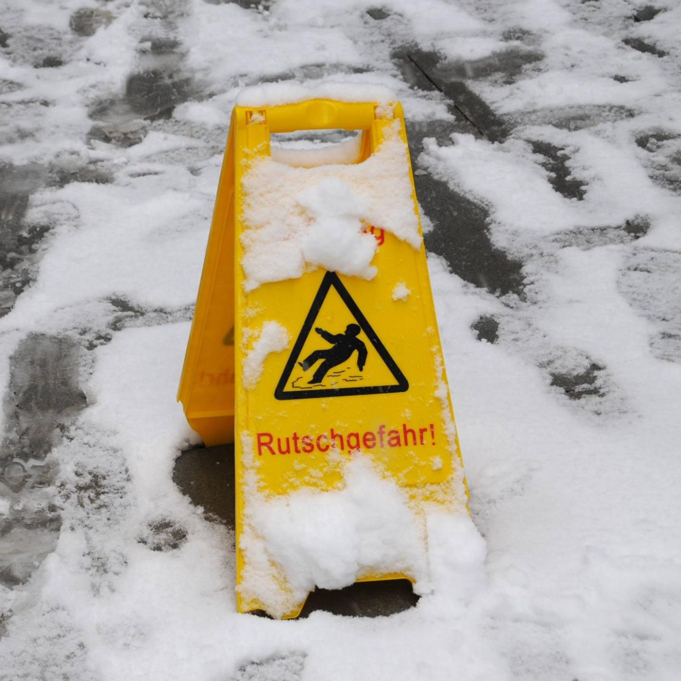 Auf Glatteis gest&uuml;rzt? Wer Schuld hat und wer haften muss