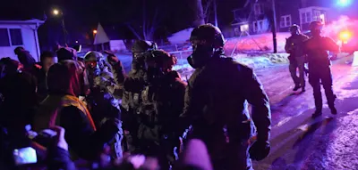 ICE-Beamte schie&szlig;en auf Migranten &ndash; Gouverneur fordert B&uuml;rger auf, Vorf&auml;lle zu filmen