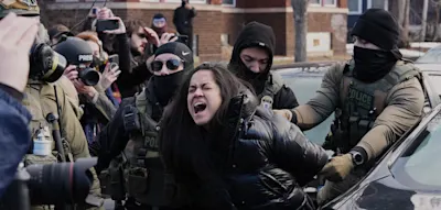 &bdquo;Maskierte Beamte zerrten mich aus meinem Auto und fesselten mich wie ein Tier&ldquo;