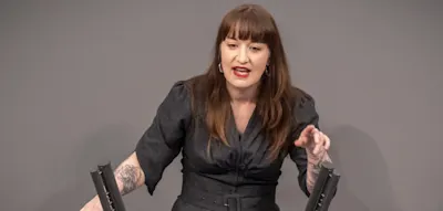 &bdquo;Manchmal muss man einen Nazi auch im Bundestag einen Nazi nennen&ldquo; &ndash; Reichinnek kontert Kritiker