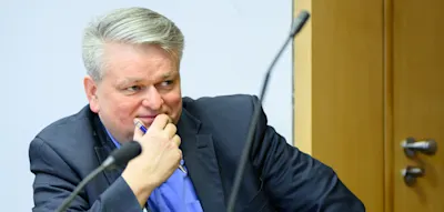 Hitlergru&szlig; auf Plakat? AfD-Abgeordneter muss sich vor Gericht verantworten