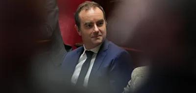 Frankreichs beschlie&szlig;t nach monatelangem Ringen Haushalt &ndash; Misstrauensvoten scheitern