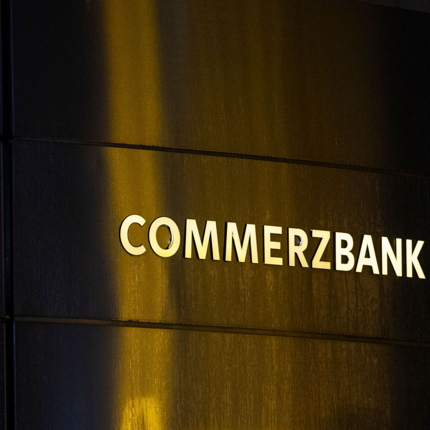 Commerzbank hebt Gewinnziel f&uuml;r 2026 an