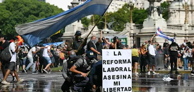 Versklavung oder Wachstumsmotor? Mileis &bdquo;Hartz-Reformen&ldquo; spalten das Land