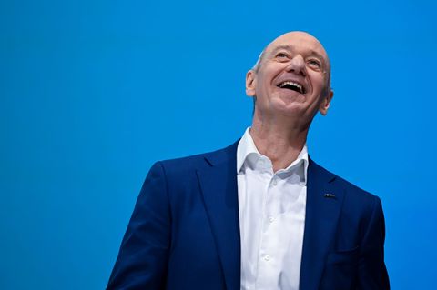 Siemens hebt die Prognose und &uuml;berholt SAP