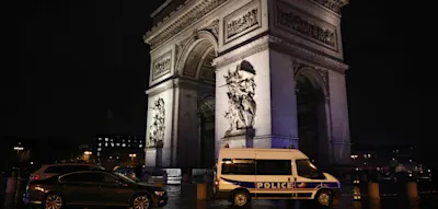 Terrorverdacht &ndash; Mann mit Messer attackiert Gendarm am Triumphbogen