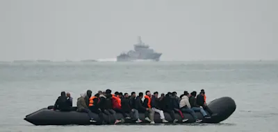 Beh&ouml;rde zieht Handys von Bootsmigranten ein &ndash; Gericht spricht jedem Tausende Pfund Entsch&auml;digung zu