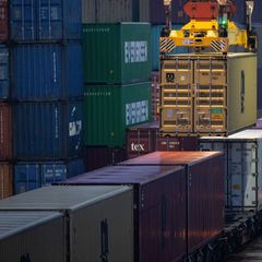 M&uuml;hsam aus der Krise - Industrie streicht &uuml;ber 120.000 Jobs