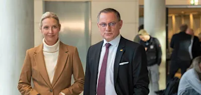 AfD vorerst nicht als gesichert rechtsextremistisch eingestuft &ndash; Weidel spricht von &bdquo;gro&szlig;em Sieg&ldquo;