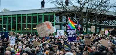 Tausende protestieren gegen Auftritt von H&ouml;cke &ndash; elf Vermummte festgenommen