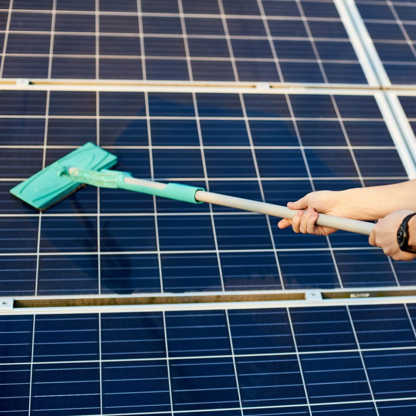 Solarpaneele richtig reinigen &ndash; f&uuml;r mehr Strom und Langlebigkeit