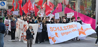 &bdquo;Ein kluger Kopf passt unter keinen Stahlhelm&ldquo; &ndash; Tausende Sch&uuml;ler protestieren gegen Wehrdienst