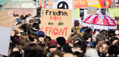 &bdquo;MERZ LECK EIER&ldquo; &ndash; Polizei ermittelt gegen 18-J&auml;hrigen wegen Demo-Plakat