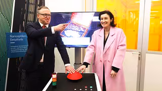 Neue Fraunhofer-Anlage: B&auml;r lobt Innovationskraft in Jena