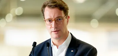 &bdquo;D&uuml;rfen nicht l&auml;nger wegsehen&ldquo; &ndash; Hendrik W&uuml;st dr&auml;ngt auf Altersgrenzen f&uuml;r Social Media