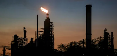 Angriffe auf Energieanlagen in Nahost &ndash; &Ouml;lpreis steigt rasant