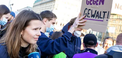 Tausende folgen Demo-Aufruf von Collien Fernandes &ndash; Luisa Neubauer spricht &uuml;ber Bedrohungen