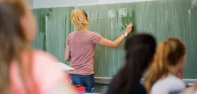 &bdquo;Deutschlands XXL-Beamtenverh&auml;ltnisse&ldquo; &ndash; &Ouml;konomen fordern weniger Verbeamtungen von Lehrern