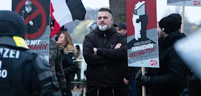 Journalisten bei Dreharbeiten vor Haus von bekanntem Rechtsextremisten attackiert