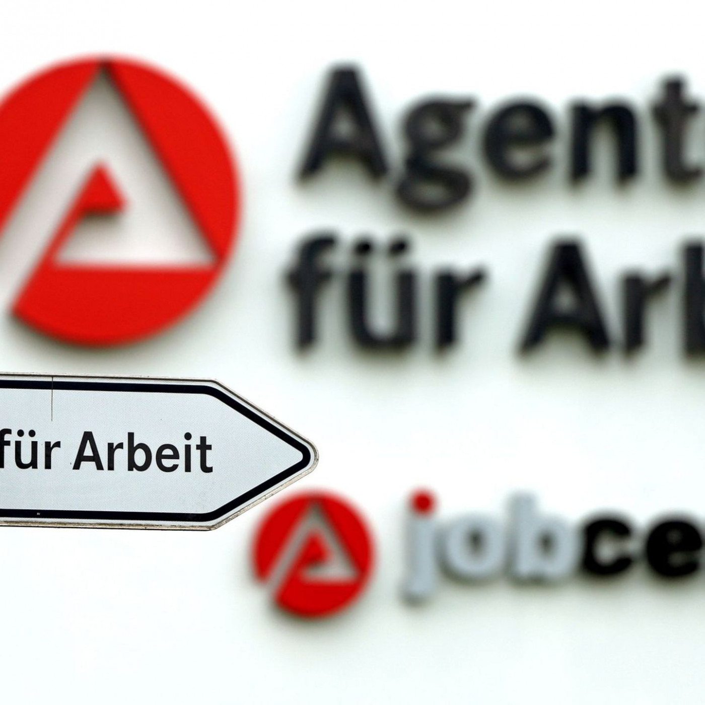 Arbeitslosigkeit steigt, Besch&auml;ftigung stagniert