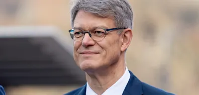 Vekehrsminister empfiehlt wegen hoher Spritpreise Umstieg auf Deutschlandticket