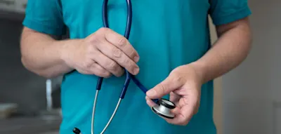 &bdquo;Klingt nicht nur idiotisch, das ist es auch&ldquo; &ndash; Kassen&auml;rzte-Chef warnt vor Sparplan