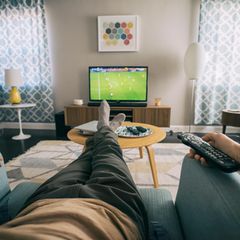 Wetten, Sie sitzen zu weit weg? So gro&szlig; sollte der Abstand zum TV wirklich sein