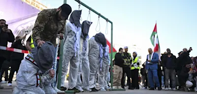 Pro-pal&auml;stinensische Demonstranten schockieren Passanten mit Hinrichtungsszene