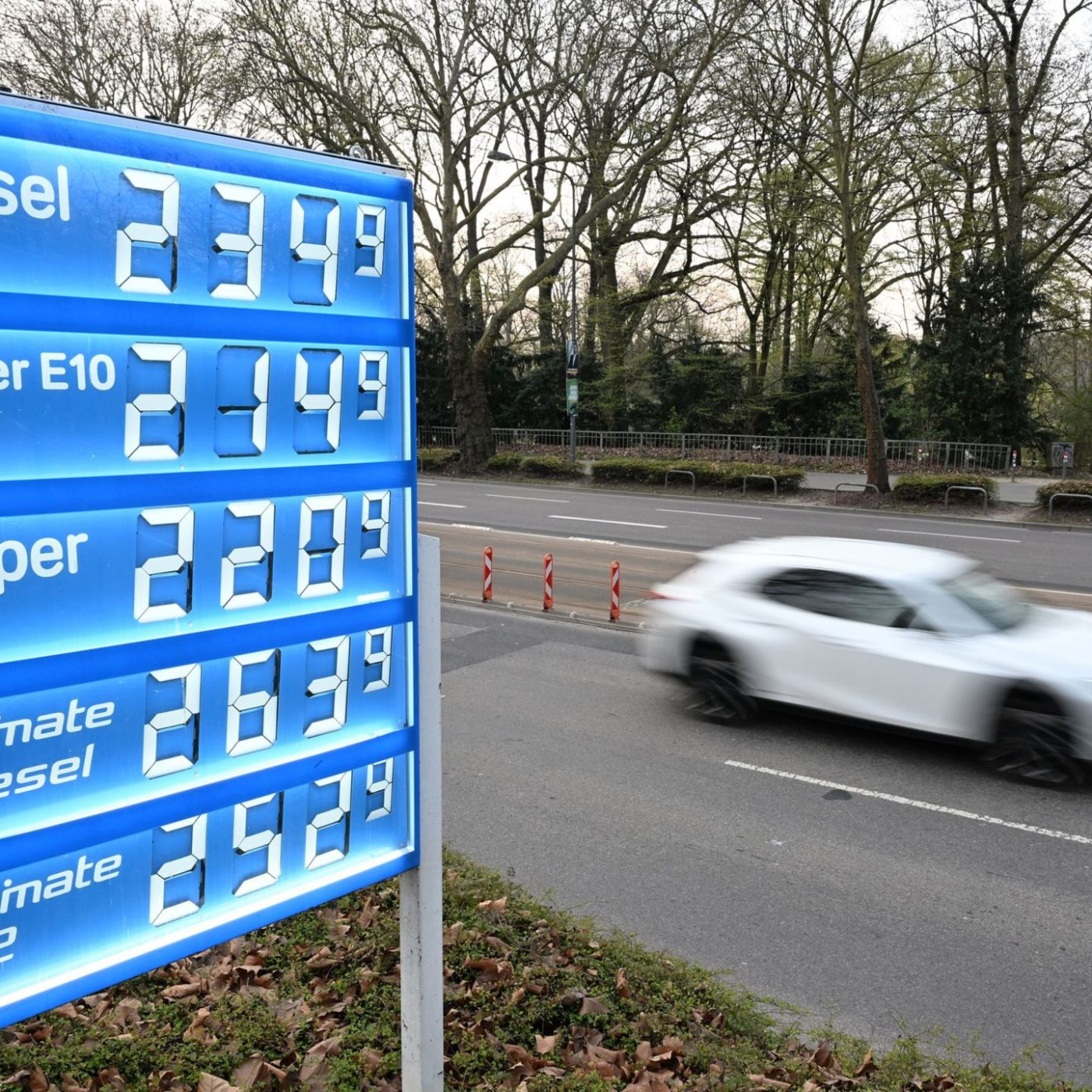 Spritpreise sinken deutlich - Auch Freitag geht es abw&auml;rts