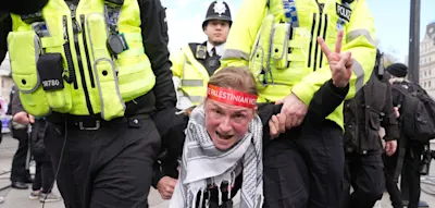 Polizei nimmt mehr als 500 Menschen bei propal&auml;stinensischer Demo in London fest