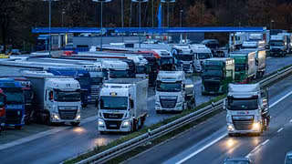 Fehlende Stellpl&auml;tze: Lkw parken immer &ouml;fter auf dem Standstreifen