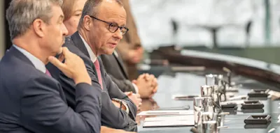 &bdquo;Das geh&ouml;rt sich nicht&ldquo; &ndash; Steuerzahlerbund und Arbeitgeber kritisieren 1000-Euro-Pr&auml;mie