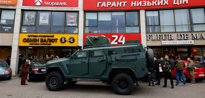 Mann erschie&szlig;t sechs Menschen in Kiew und verschanzt sich in Supermarkt