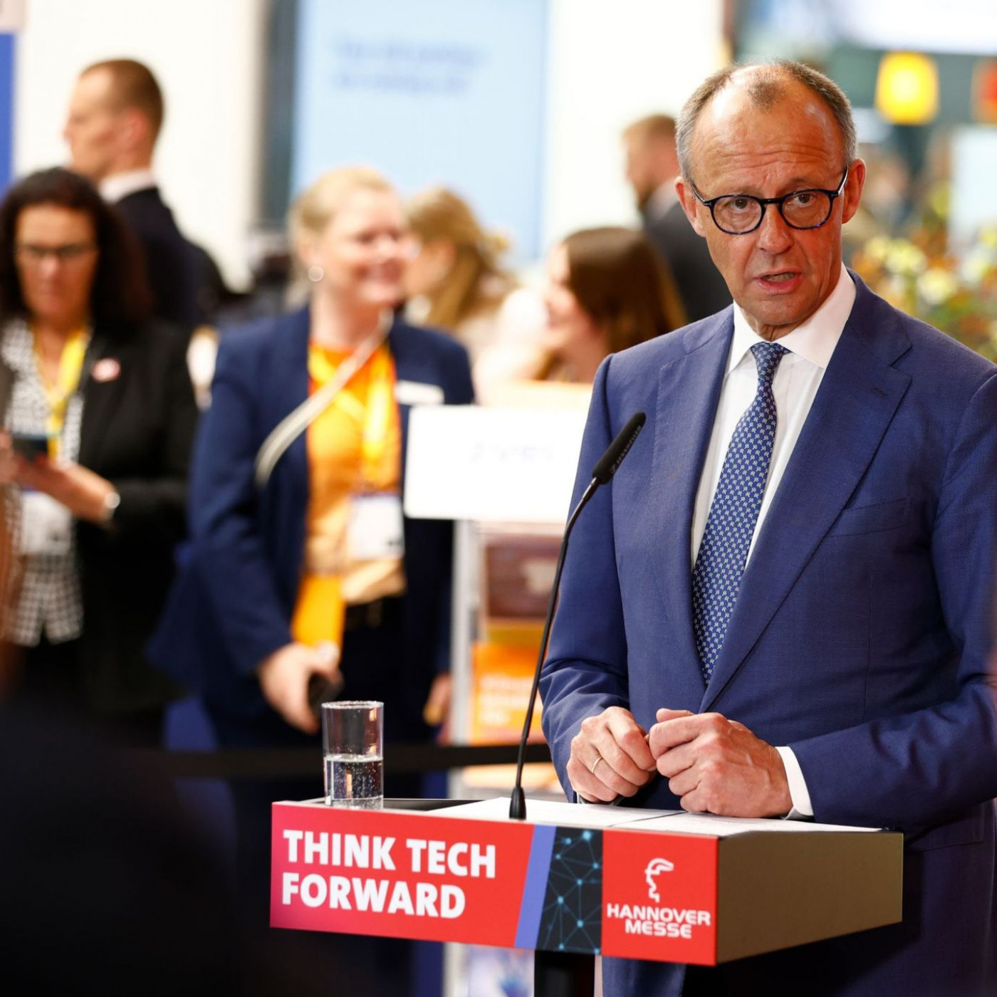 Chaos bei Messerundgang - Merz und Lula laufen getrennt