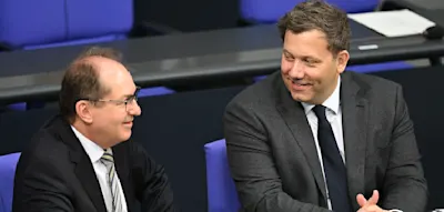 Bundestag beschlie&szlig;t Tankrabatt und 1000-Euro-Pr&auml;mie &ndash; AfD, Gr&uuml;ne und Linke gehen auf Regierung los