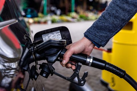 Spritpreise steigen deutlich - Rekordspr&uuml;nge am Mittag