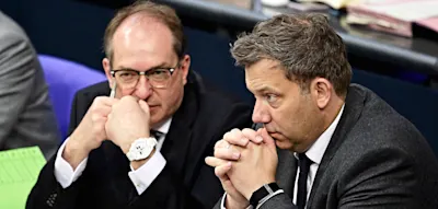 Bundestag beschlie&szlig;t Tankrabatt und 1000-Euro-Pr&auml;mie &ndash; AfD, Gr&uuml;ne und Linke gehen auf Regierung los