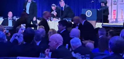 Sch&uuml;sse bei Trumps Presse-Dinner &ndash; US-Pr&auml;sident nennt Angreifer &bdquo;M&ouml;chtegern-M&ouml;rder&ldquo;